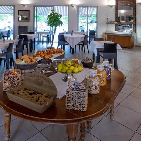 Hotel Logis Noemys Pont De L'etoile 3*